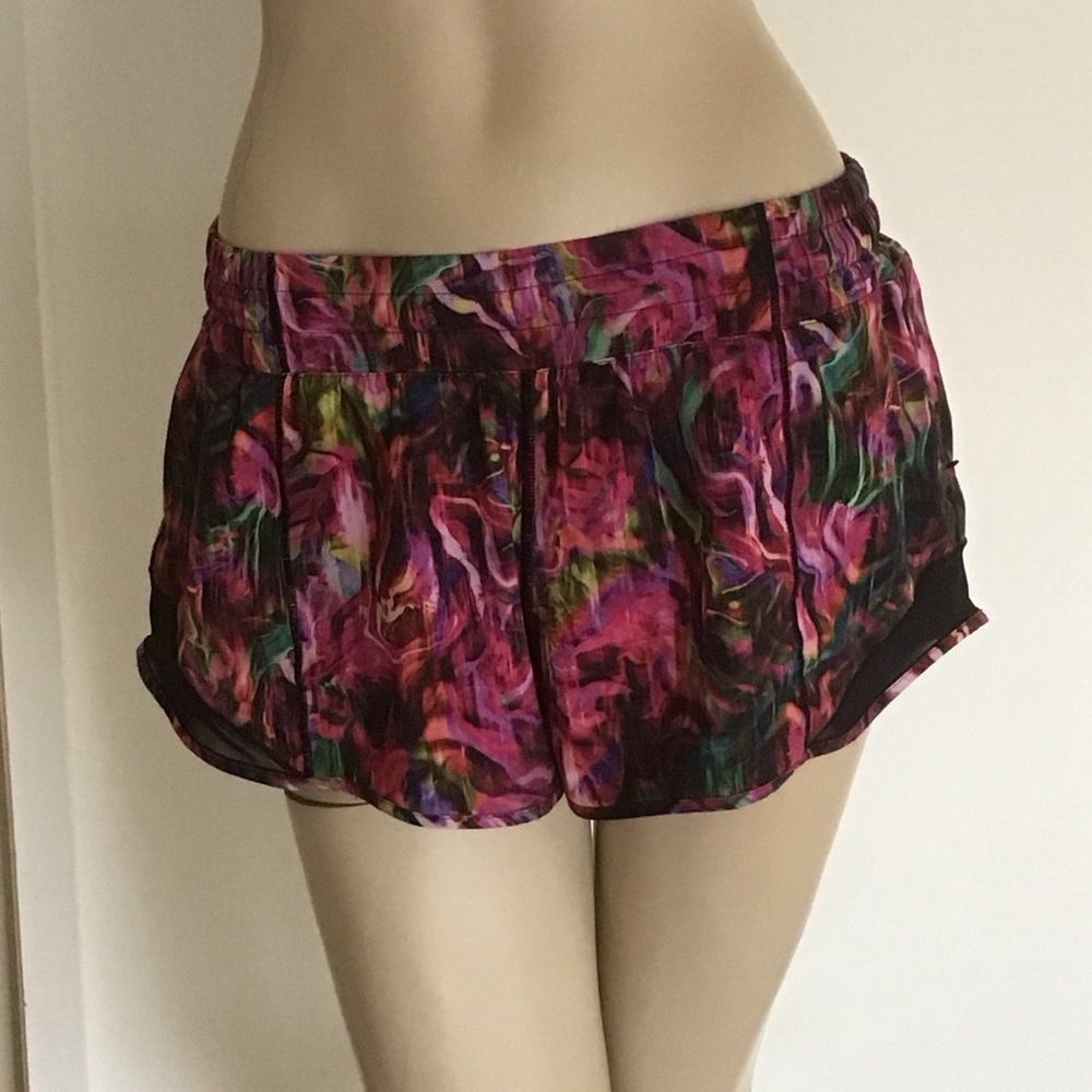 Lululemon Hotty Hot‎ 2.5" LR Low Rise Shorts Hyper Flow Sonic Pink 10  Running